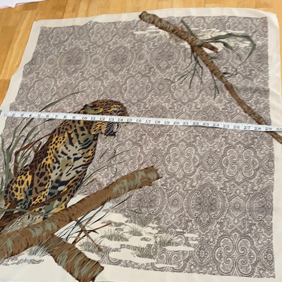 Codello Silk Vintage Leopard Scarf - Picture 8 of 10
